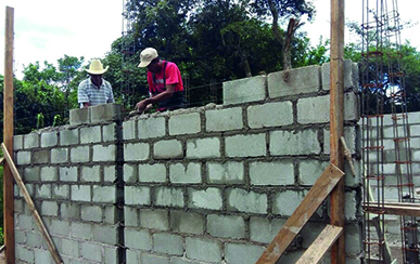 Arbeiter beim Bauen der Schulgebäude in Yuscarán