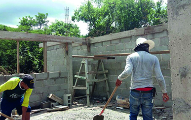Arbeiter beim Bauen der Schulgebäude