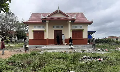 Außenansicht des neuen Schulbibliothekgebäudes in Kuleaen in Kambodscha