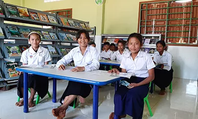 Kinder beim Lesen in der neuen Schulbibliothek in Kuleaen in Kambodscha