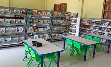 Blick in die neue Schulbibliothek in Kuleaen in Kambodscha