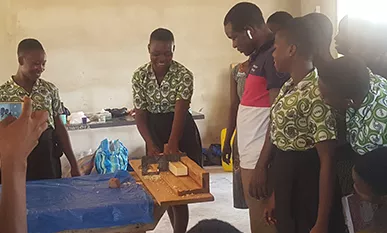 Frauen in Ghana bei der Herstellung von Sheabutter