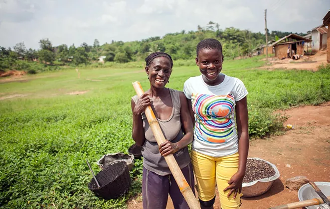 Zwei Frauen bei der Herstellung von Sheabutter in Ghana