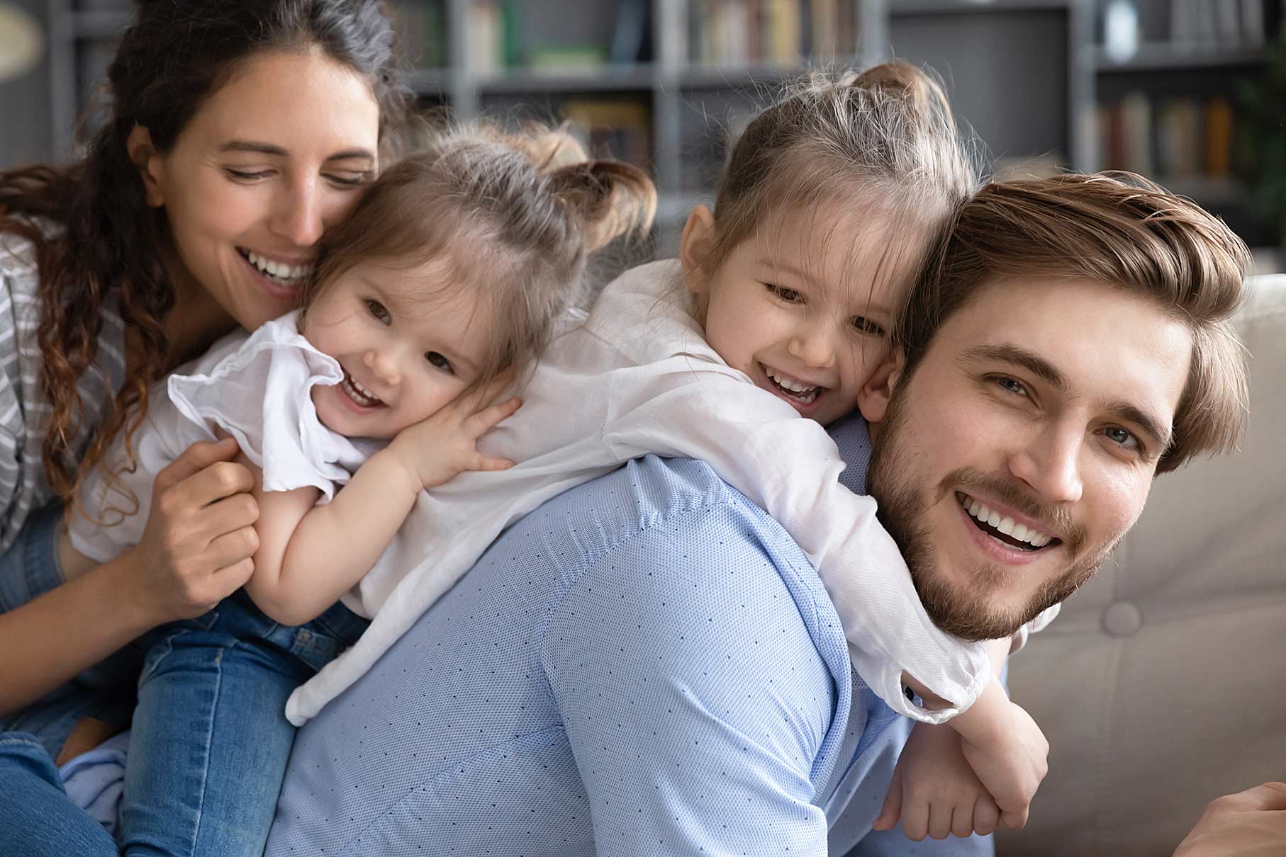 Eine junge Familie beim Spielen