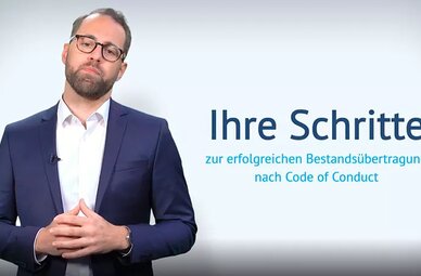 Thumbnail zu einem Video, in dem Maklern erklärt wird, wie sie ihren Bestand nach Code of Conduct übertragen