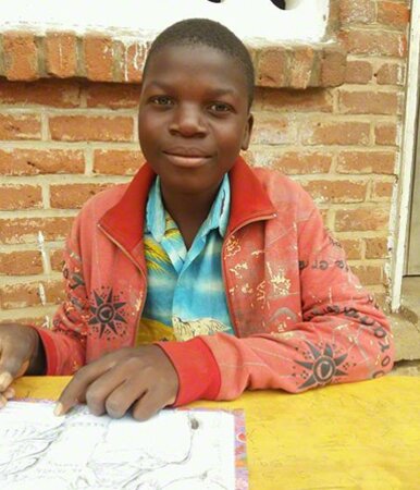 Kenneth aus Malawi, für den die Fonds Finanz im Rahmen ihrer CSR-Projekte eine Patenschaft übernommen hat