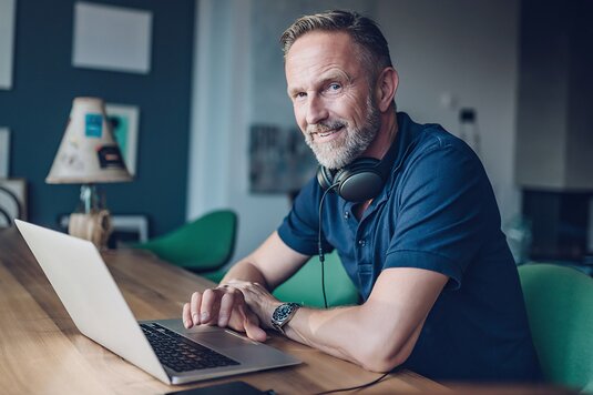 Freier Makler, der mit dem Testzugang der Fonds Finanz Vergleichsrechner ausprobiert und sich über das Weiterbildungsangebot für freie Vermittler und Finanzdienstleister informiert