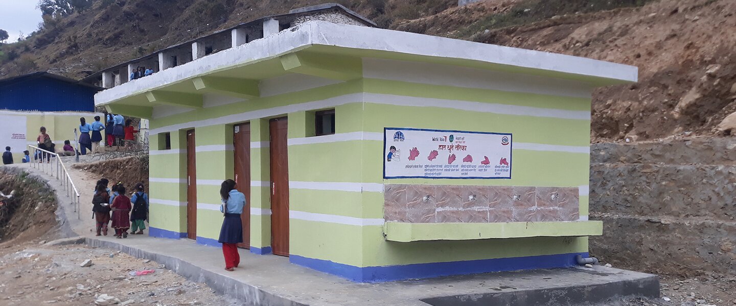 Außenansicht des fertiggestellten Toilettengebäudes einer Schule in Achham in Nepal