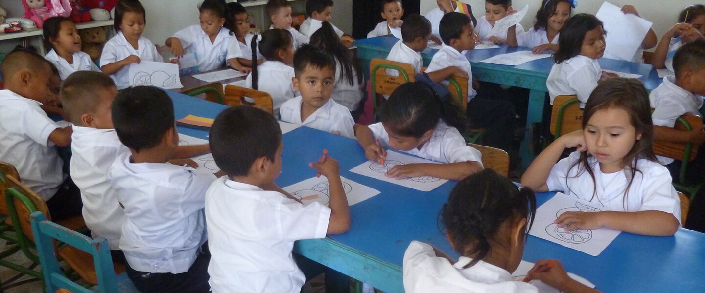 Kinder beim Malen in einer Vorschule in Yuscarán in Honduras