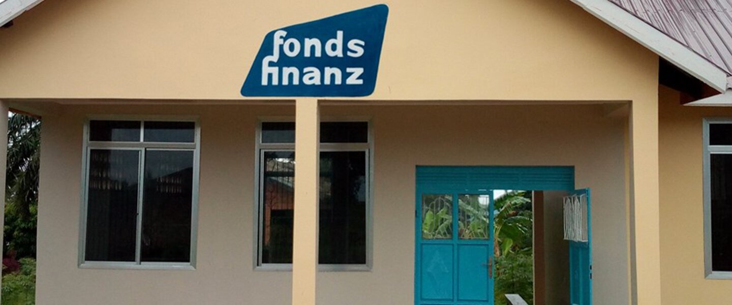 Außenansicht der sanierten Gesundheitsstation in Bushekya in Tansania mit Fonds Finanz Logo am Gebäude