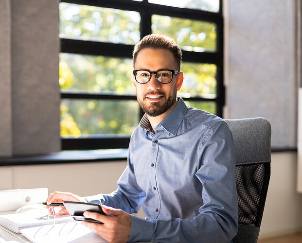 Ein Vermittler, der Emittenten-Listen studiert