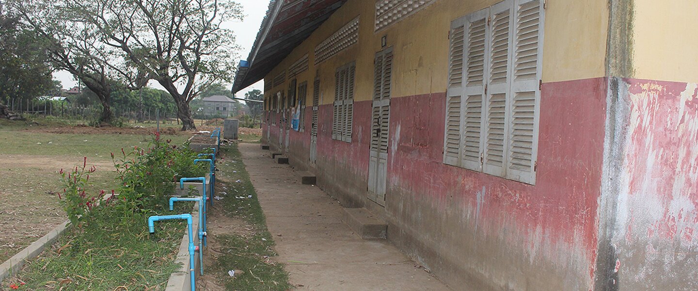 Außenansicht eines Schulgebäudes in Kambodscha