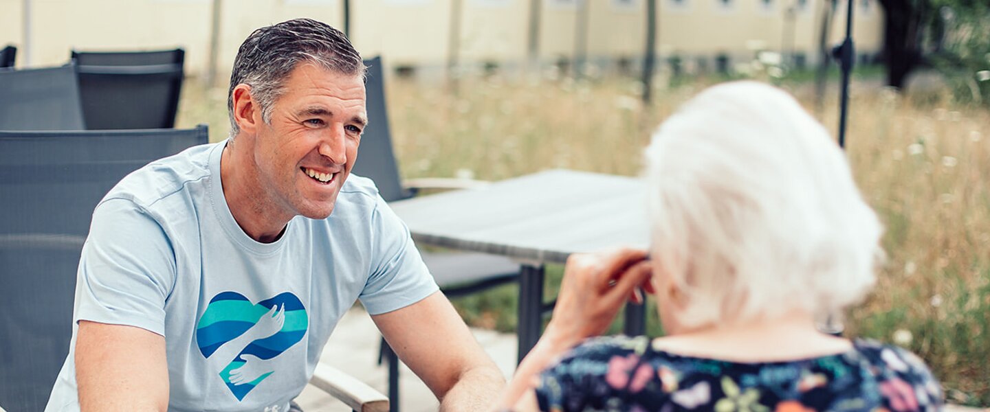 Bernd Steinhart von der Pension Benefits AG im Gespräch mit einer Seniorin im Rahmen der Social Week 2022