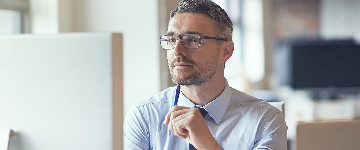 Ein Makler, der sich online über die Geeignetheitserklärung für Vermittler informiert