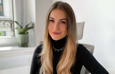 Vertriebspartnerin Katharina Karageorgos ist begeistert von den Serviceleistungen der Fonds Finanz