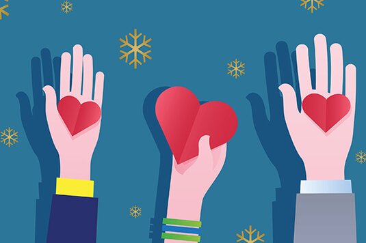 Eine Grafik, auf der etliche Hände Herzen hochhalten als Imagebild für einen Artikel, in dem es um das Vervierfachen von Spenden geht