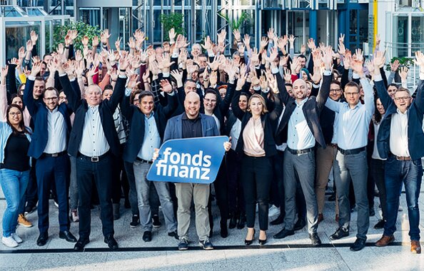 Mitarbeiter der Fonds Finanz in München aus verschiedenen Fachabteilungen des Unternehmens, die für ein Gruppenfoto posieren