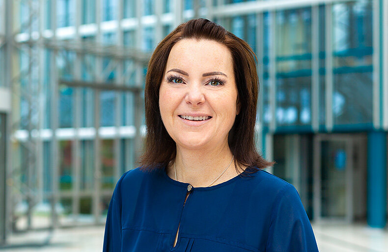 Mitarbeiterin Susanne Schafroth schätzt die abwechslungsreichen Aufgaben ihres Jobs bei der Fonds Finanz in München