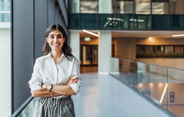 Foto mit einer Frau als Imagebild für den Karrierebereich Jobs mit Berufserfahrung in München bei der Fonds Finanz