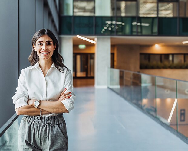 Foto mit einer Frau als Imagebild für den Karrierebereich Jobs mit Berufserfahrung in München bei der Fonds Finanz