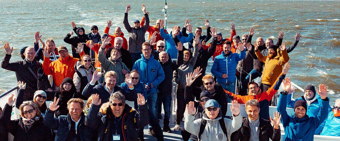 Maklerinnen und Makler auf einem Schiff im Rahmen der Aktionswoche "Saubere Nordsee", die vom CSR-Team der Fonds Finanz veranstaltet wurde