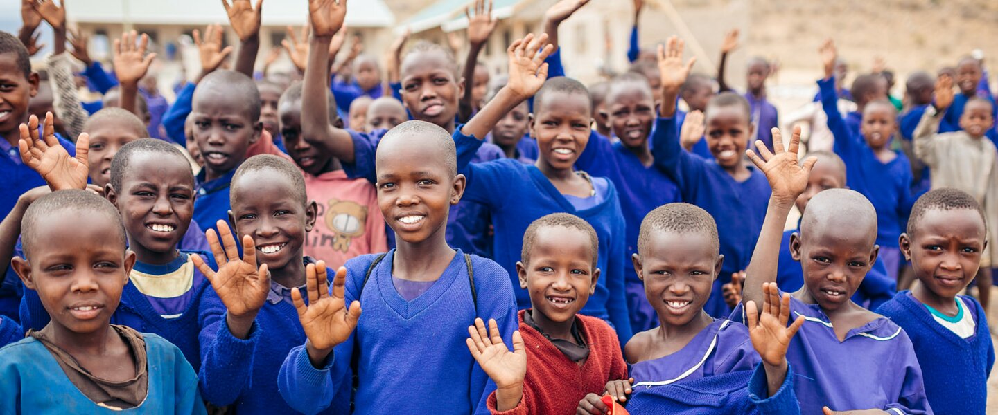 Winkende Kinder in Tansania