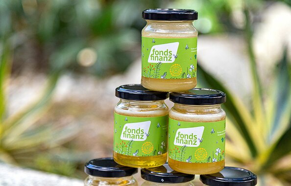 Gläser voller Honig, den fleißige Bienen im Rahmen einer Kooperation zwischen beefuture und Fonds Finanz sammelten, bei der es um die Unterstützung und Erhaltung der Bestäubungsleistung der Bienen geht