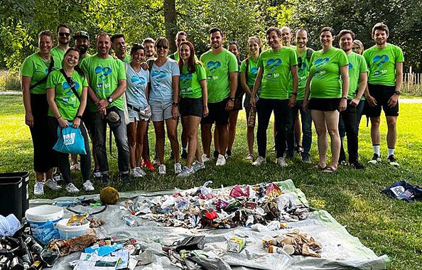 Gruppenfoto der ehrenamtlichen Helferinnen und Helfer, die im Rahmen der Social Week 2023 im Englischen Garten in München Müll gesammelt haben