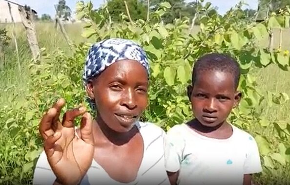 Grachin aus Simbabwe, ein Patenkind der Fonds Finanz, hier mit seiner Mutter