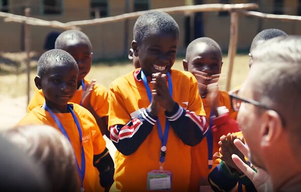 Video-Thumbnail für einen Film über eine Reise des CSR-Teams der Fonds Finanz nach Tansania