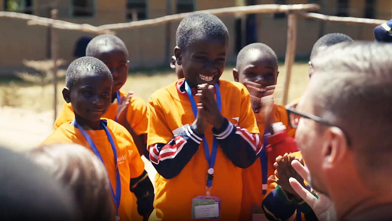 Video-Thumbnail für einen Film über eine Reise des CSR-Teams der Fonds Finanz nach Tansania