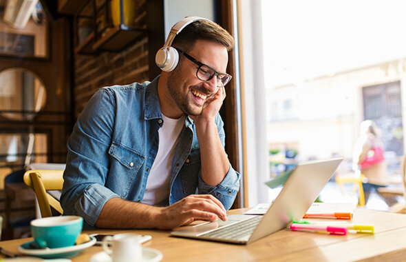 Ein Vermittler absolviert am Laptop Online-Schulungen der Fonds Finanz und ihrer Weiterbildungspartner