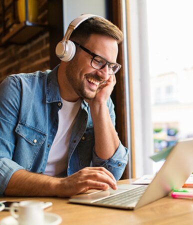 Ein Vermittler absolviert am Laptop Online-Schulungen der Fonds Finanz und ihrer Weiterbildungspartner