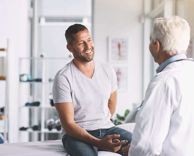 Ein Mann beim Arzt als Mood-Foto für Produkte der privaten, betrieblichen und gesetzlichen Krankenversicherung