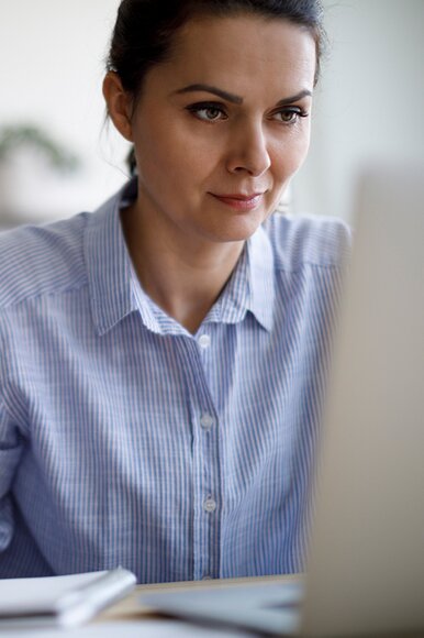 Maklerin bei der IDD-Weiterbildung