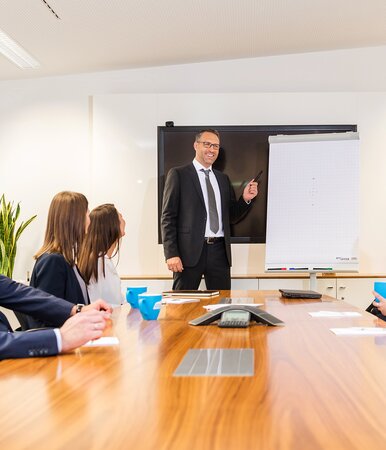 Ein Mitarbeiter präsentiert die erfolgreiche Entwicklung des Allfinanz Maklerpools Fonds Finanz