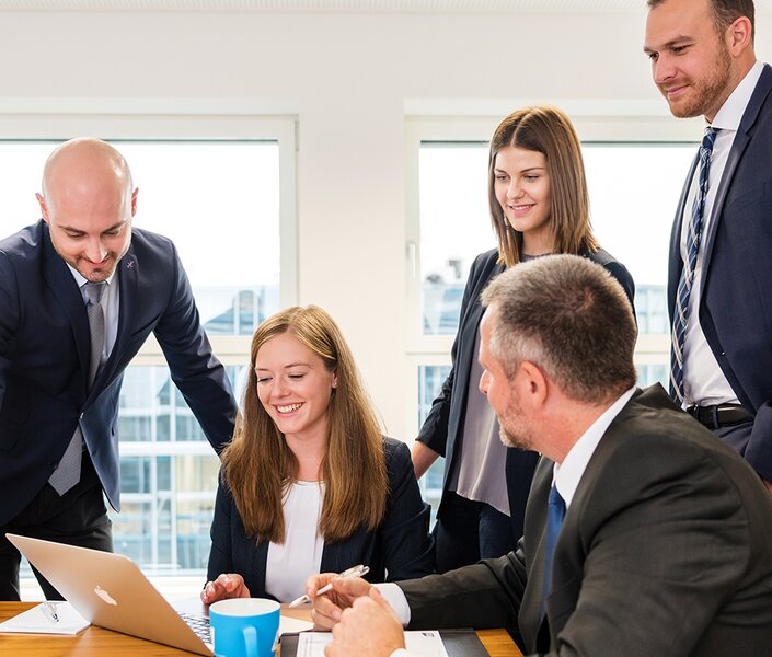 Mitarbeiter der Fonds Finanz studieren neuen Maklerpool-Vergleich