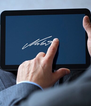Mit dem Finger auf dem Bildschirm unterschreiben, das ermöglicht die elektronische Unterschrift im Antragsprozess