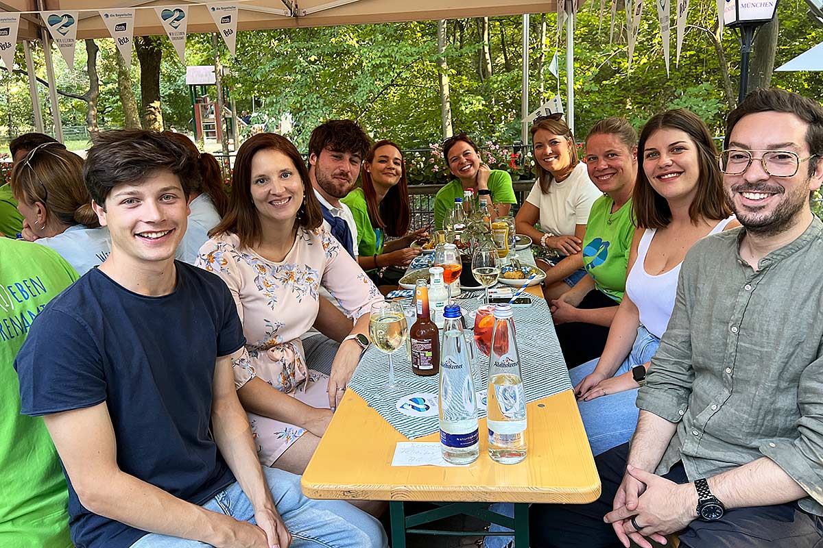 Ehrenamtliche Helferinnen und Helfer beim abschließenden Get-together im Milchhäusl im Englischen Garten