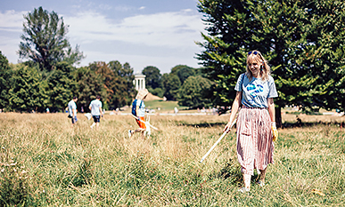 Ehrenamtliche Helfer, die im Rahmen der Social Week im Englischen Garten in München Müll einsammeln