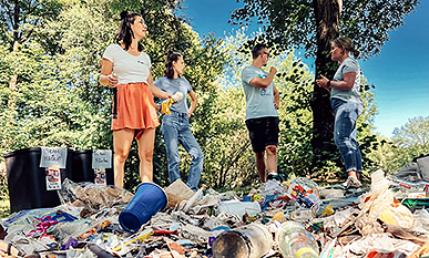 Ehrenamtliche Helfer, die während der Social Week im Englischen Garten in München kiloweise Müll eingesammelt haben