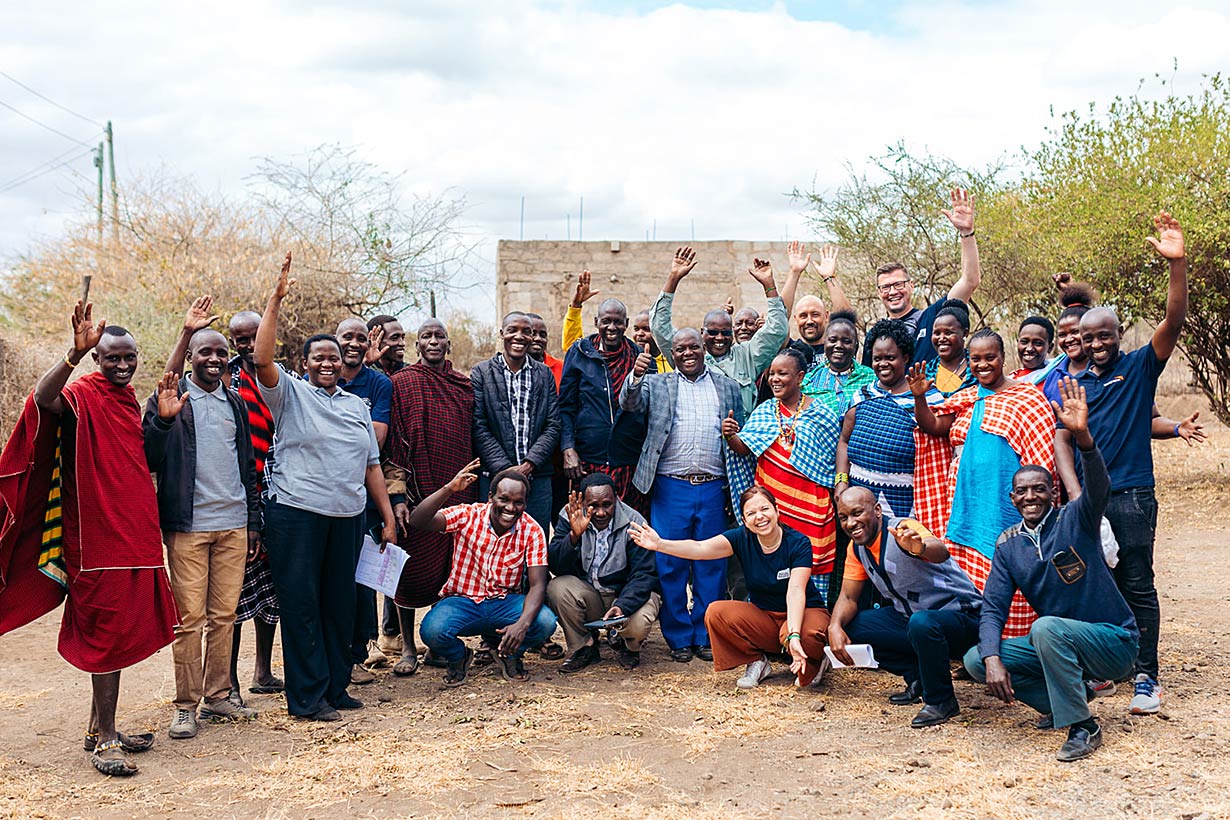 Gruppenfoto mit Mitarbeitern der Organisation World Vision und dem CSR-Team der Fonds Finanz in Tansania
