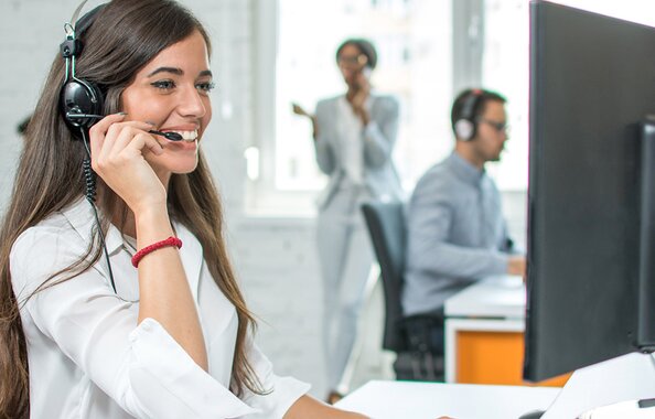 Eine Service-Mitarbeiterin, die freie Makler telefonisch berät