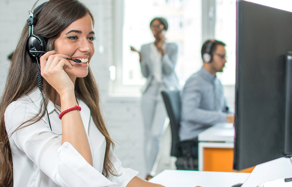 Eine Service-Mitarbeiterin, die freie Makler telefonisch berät