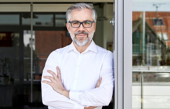 Ein Investmentberater, der sich mit den Investmentnews der Fonds Finanz über Trends informiert