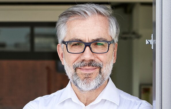 Ein Investment-Experte, der sich bei der Fonds Finanz über aktuelle Trends und Themen im Bereich Investment informiert